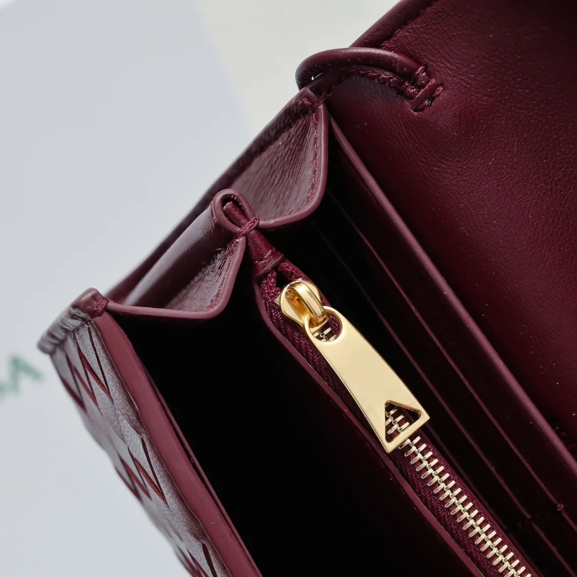Batch 1160 BV Andiamo clutch wallet is super high-end🤎🤎How come the long clutch bag is so exquisite~ The braided style bag surface paired with all-copper hardware is really warm and high-end. The bag body is super light and can be grabbed easily! It can store a lot of small items and large mobile phones ~ very practical for daily use. Style number: 1504 Size: 19*11.5*3